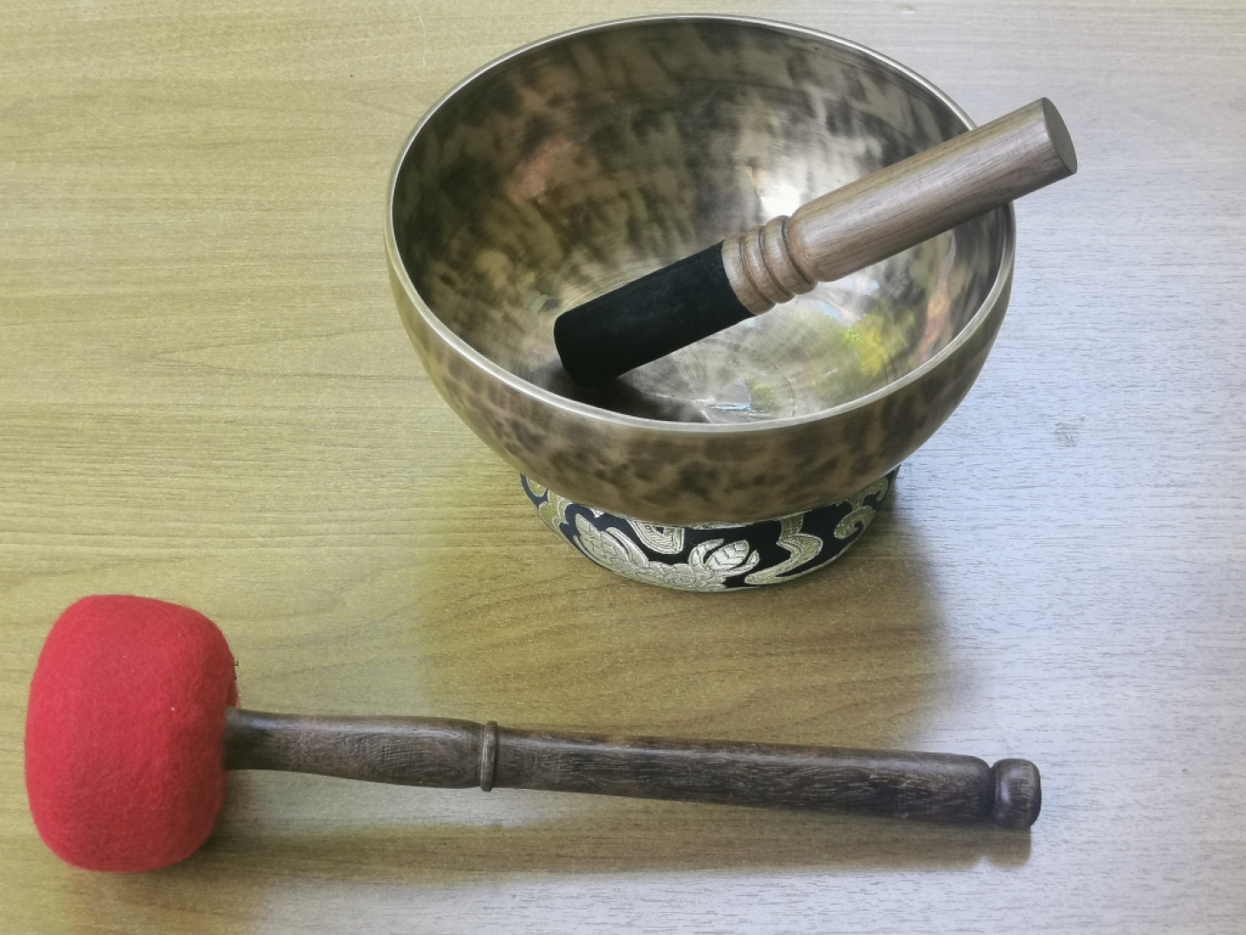 Traditionelle Dunkle Klangschale | ~1,1kg / ~17-19cm / inkl. Filzschläger / geschmiedet | Kissenfarbe wählbar